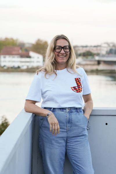 Tee shirt broderie poche J Blanc wax Wasareli Unisexe